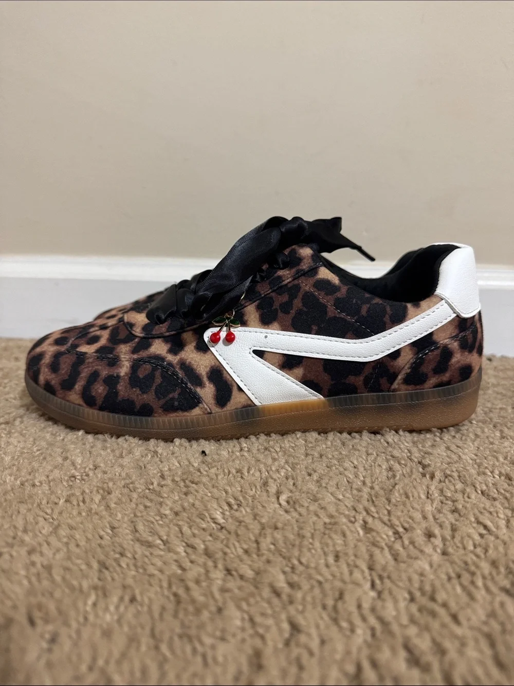 NEW DV Dolce Vita Quantum Charm Leopard Print Sneaker Cherry Charm size 6 Casual